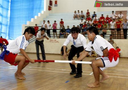 Vận động viên thi đấu môn đẩy gậy tại Giải Thể thao dân tộc các tỉnh vùng Đông Bắc năm 2012.