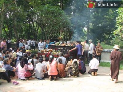 Nhân dân thắp hương trước mộ Vua Lê Thái Tổ tại khu di tích Lam Kinh