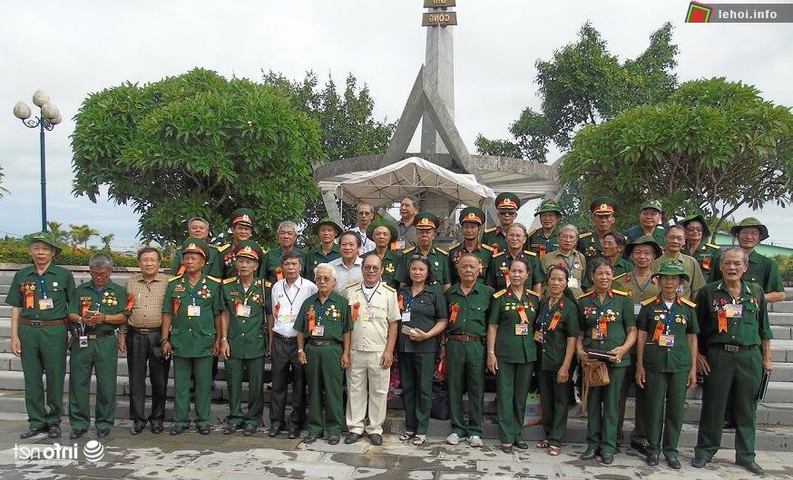 Rất nhiều đoàn khách là các Cựu chiến binh trở về thăm vùng đất lửa Quảng Trị và tri ân các đồng đội nằm xuống tại Nghĩa trang liệt sỹ thị xã Quảng Trị.