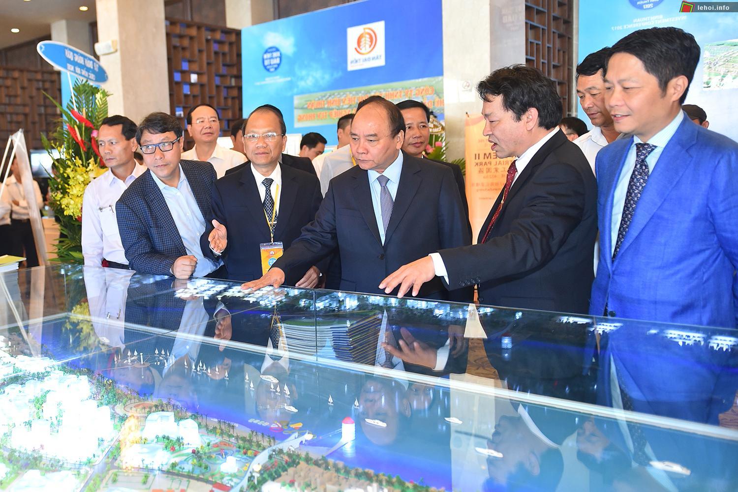 Thủ tướng tham quan sa bàn phát triển du lịch ven biển của tỉnh Bình Thuận