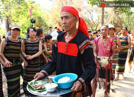 Lễ cúng Bến nước là một sinh hoạt cộng đồng đậm chất văn hóa của người Tây Nguyên cầu cho nước sạch, nước trong, mang lại sức khỏe cho buôn làng.