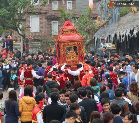 Người dân nô nức về xem lễ rước kiệu lễ hội làng Bát Tràng
