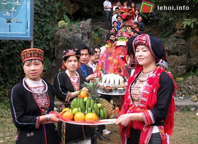 Dâng lễ vật tại lễ hội Động Tiên