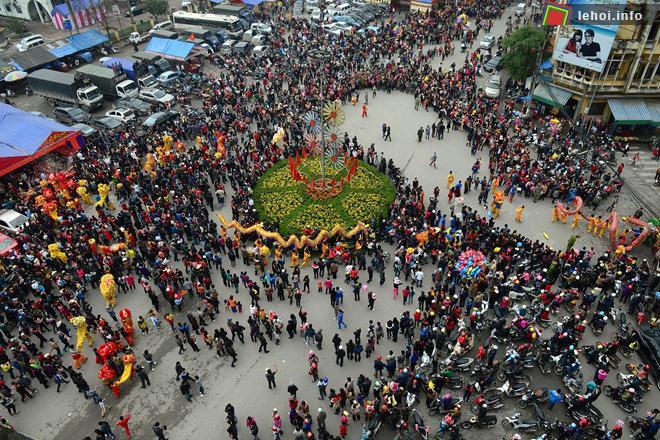 Múa rồng tại lễ hội truyền thống Đền Kỳ Cùng ở Lạng Sơn