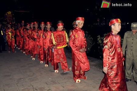 Các cụ cao niên chuẩn bị tiến hành tế lễ tại lễ hội khai ấn Đền Trần 2010