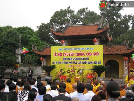 Quang cảnh lễ khai mạc Lễ hội truyền thống mùa xuân Côn Sơn - Kiếp Bạc năm 2010 và tưởng niệm 676 năm Ngày viên tịch của Đệ tam tổ Thiền phái Trúc Lâm Huyền Quang tôn giả (1334 - 2010).