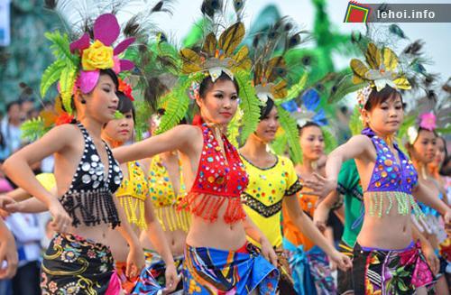 Màn trình diễn thời trang trong Lễ hội Carnaval Hạ Long