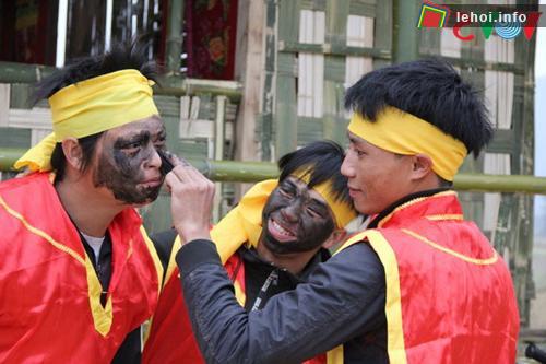 Những người tham gia hoạt động lễ hội đều hóa trang mặt nhọ nên gọi là Ná Nhèm.