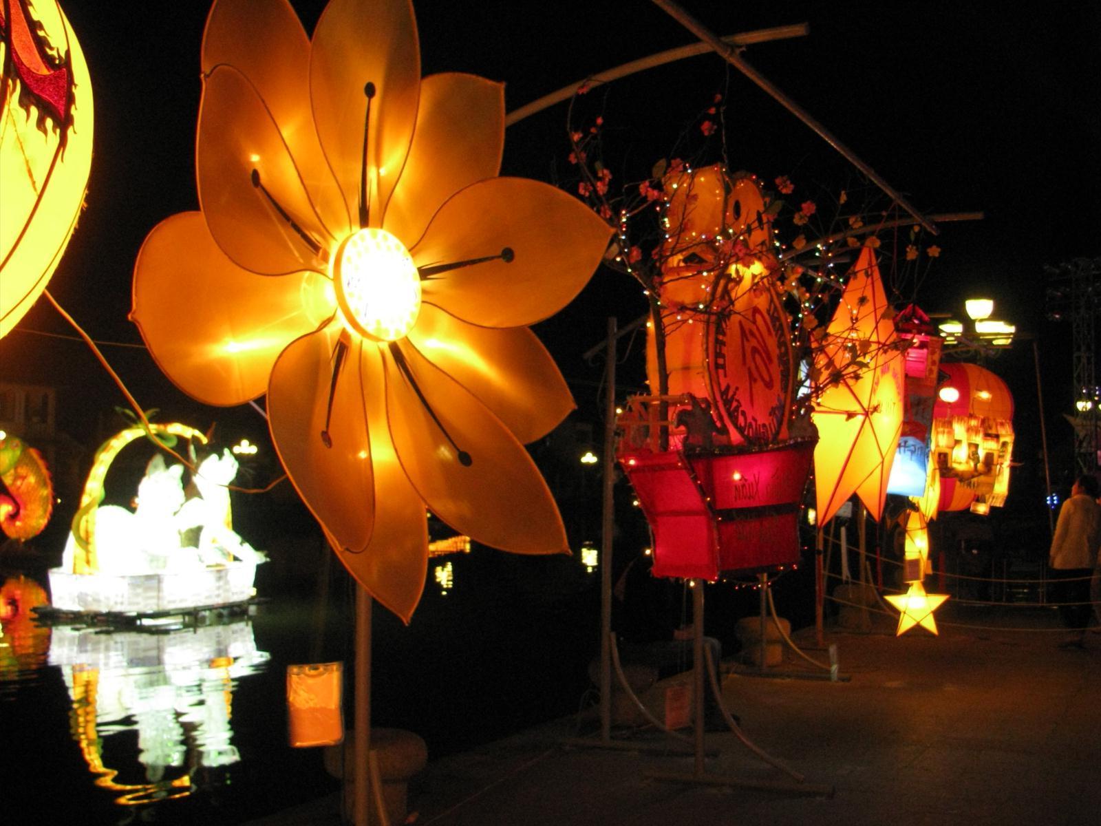Nhiều loại hình đèn lồng rực rỡ sắc màu trong Lễ hội