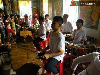 Các thiếu niên người Khmer biểu diễn nhạc Ngũ Âm phục vụ Lễ Sen Dolta