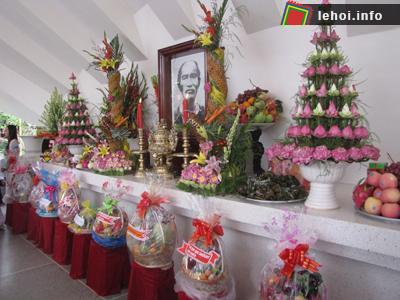 Dâng hương, hoa, lễ vật lên bàn thờ Cụ Phó bảng Nguyễn Sinh Sắc