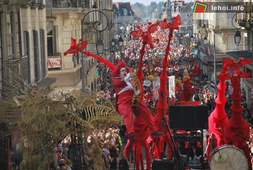 Rất đông người đã tới tham gia vào lễ hội Carnaval Blois