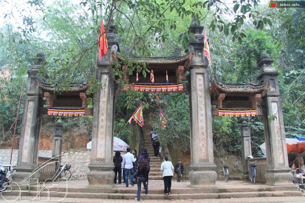 Cổng chùa Tây Phương cổ kính