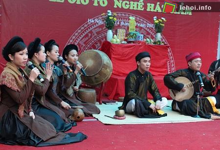 Nghệ nhân hát xẩm Đình Cương đến từ Thái Bình biểu diễn trong lễ giổ tổ nghề hát Xẩm tại Hà Nội