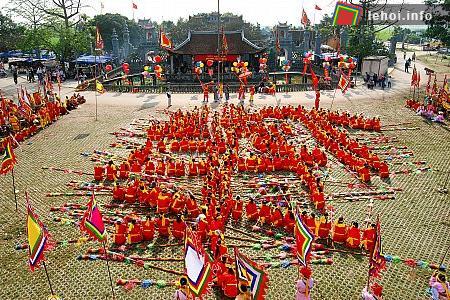 Tưng bừng lễ hội làng Cao Đài