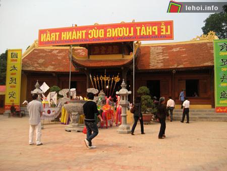 30.000 túi lương đã được phát trong lễ hội Phát lương đền Trần Thương, Hà nam