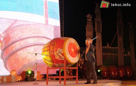 Đồng chí Uông Chu Lưu, Phó chủ tịch Quốc hội đã đánh trống chính thức khai mạc lễ hội đền Trần Thái Bình năm 2011.