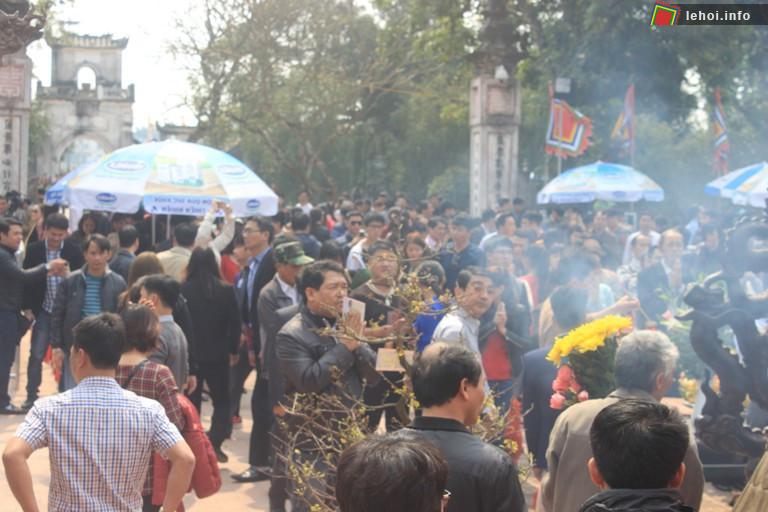 Hàng ngàn người đã đổ về đền Trần từ sớm