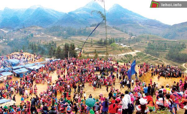 Hội xuân Gầu Tào của đồng bào Mông ở Sapa thu hút rất nhiều người dân và du khách