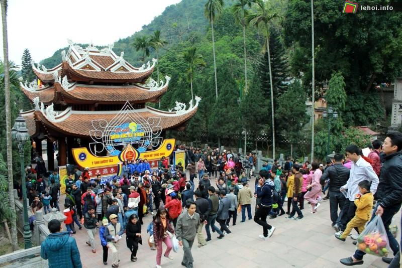 Lễ hội chùa Hương hằng năm thu hút đông đảo du khách