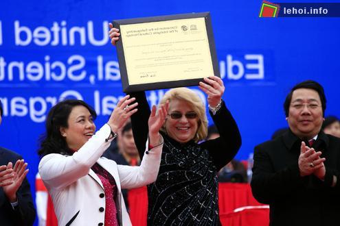 Bà Katherine Muller-Marin, Trưởng Đại diện Văn phòng UNESCO tại Hà Nội trao bằng công nhận Hội Gióng là Di sản văn hóa phi vật thể đại diện của nhân loại cho lãnh đạo TP Hà Nội