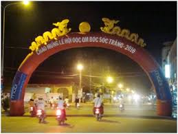 Cổng chào lễ hội đua ghe Ngo – Ooc-om-bock ở Sóc Trăng