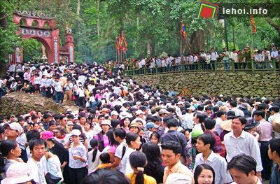 Dòng người đông đúc trong lễ hội Đền Hùng 2009.