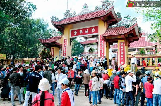 Lễ hội chùa Ông Núi thu hút đông đảo du khách hành hương