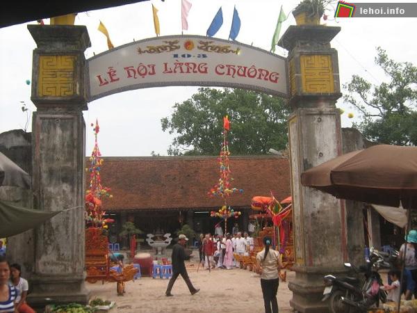 Đặc sắc hội làng Chuông