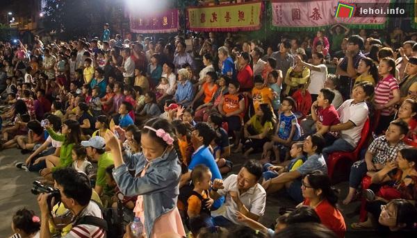 Đông đảo người dân tham gia hội làng Mạnh Tân