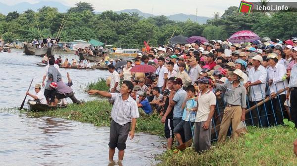 Người dân làng Ruộng tham gia hội đua thuyền
