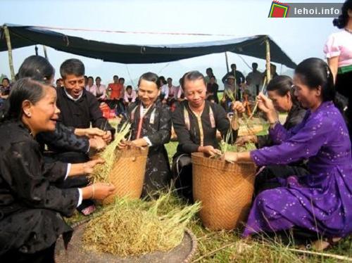 Người dân Lào Cai chuẩn bị ngày hội cốm