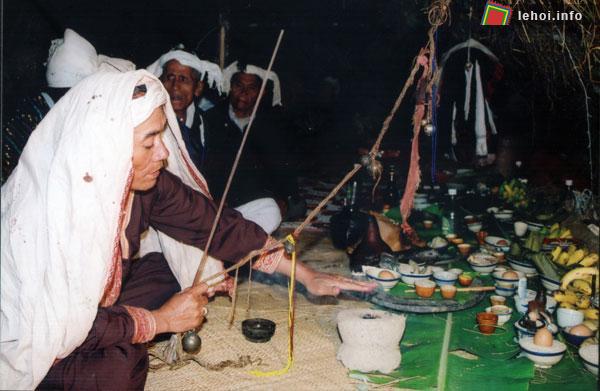 Lễ cúng thần Bơmung là nghi lễ cổ truyền của người Churu