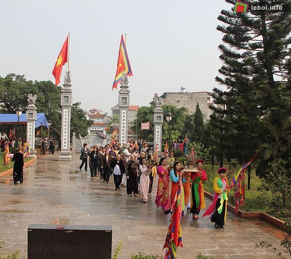 Đoàn rước hội làng Bắc Biên