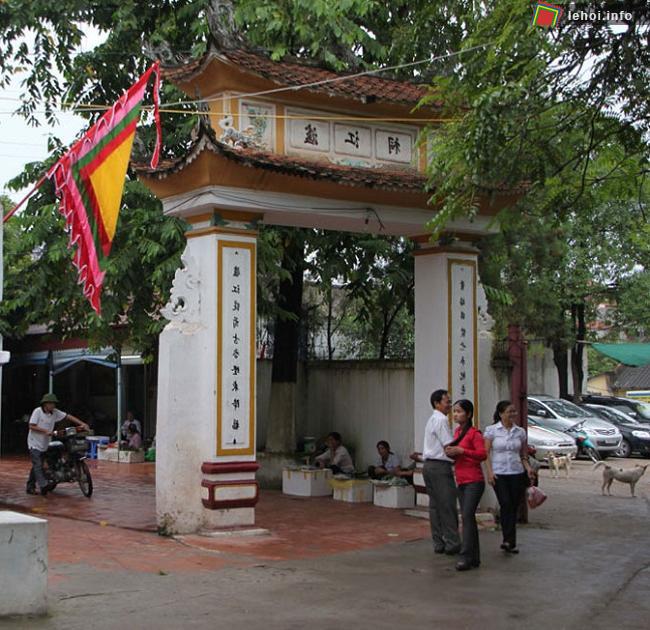 Đền Lư Giang mở hội hai lần tháng ba và tháng tám hàng năm