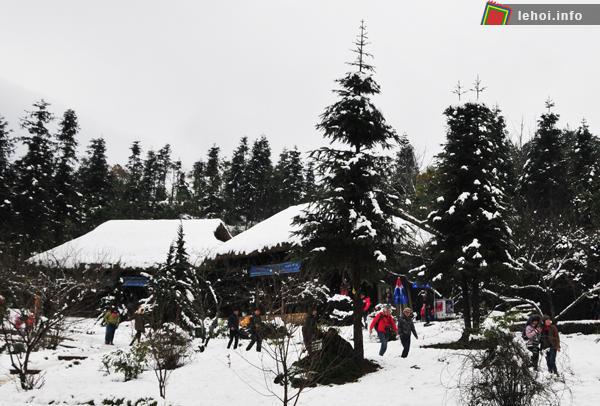 Tuyết trắng phủ kín núi đồi trong lễ hội mùa đông Sa Pa