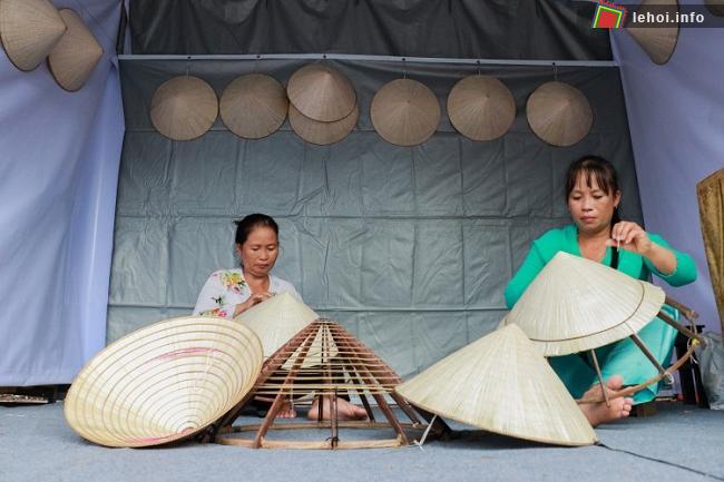 Làng nghề nón lá Duy Xuyên tham gia liên hoan làng nghề