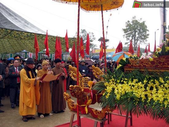 Lễ cầu an trong lễ hội chùa Hang