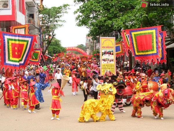 Đông đảo người dân tham gia lễ hội rước Mẫu