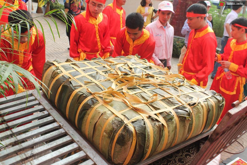 Tục làm bánh chưng to là một điểm nổi bật trong Hội làng Đông Linh tại Thái Bình