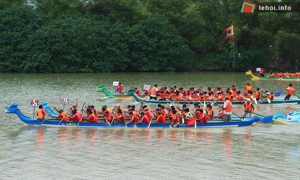 Các đội đua tranh tài tại lễ hội đua thuyền truyền thống đầm Ô Loan