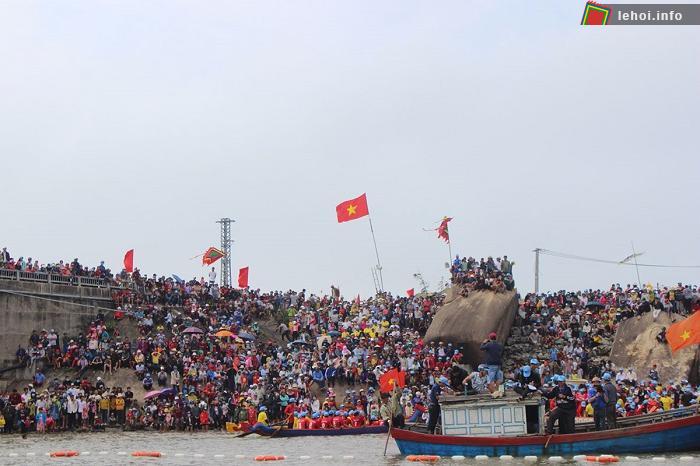 Hàng nghìn người dân đổ về xem lễ hội truyền thống sông nước Đà Nông