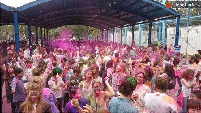 Hàng nghìn người tham gia lễ hội sắc màu Holi Ấn Độ 2018