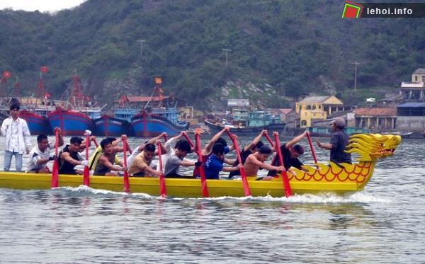 Lễ hội đua thuyền rồng Cát Bà chính là ngày hội xuống nước của làng chài