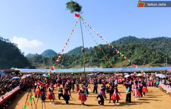 Lễ hội Gầu Tào là lễ hội truyền thống của người Mông ở Hòa Bình