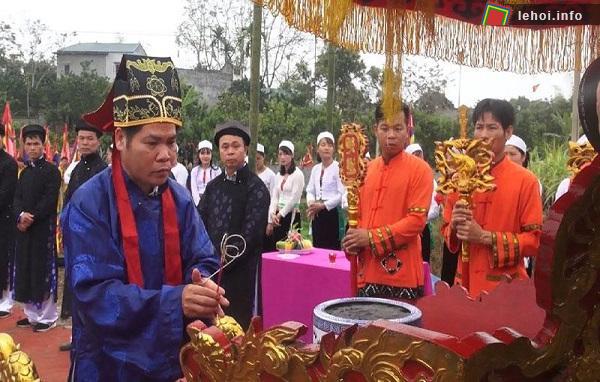 Thầy Mo làm lễ cúng Thành Hoàng trong lễ hội khai mùa Mường Thàng