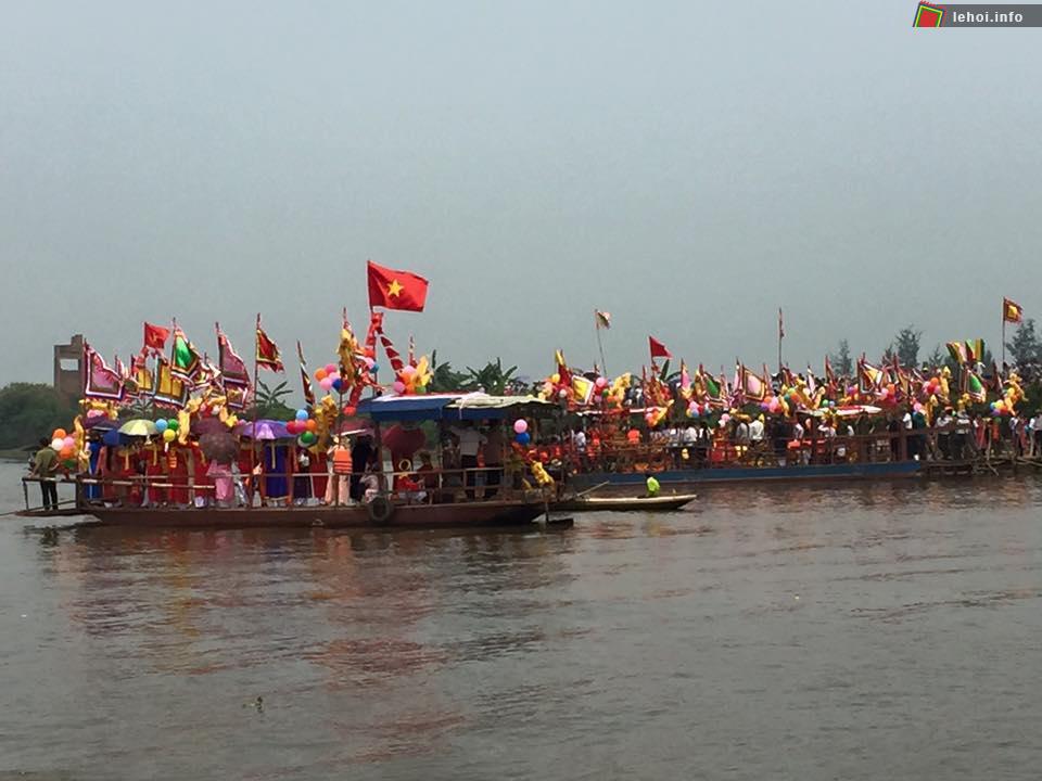 Lễ rước nước trên sông ở Lễ hội Phủ Quảng Cung tại Nam Định