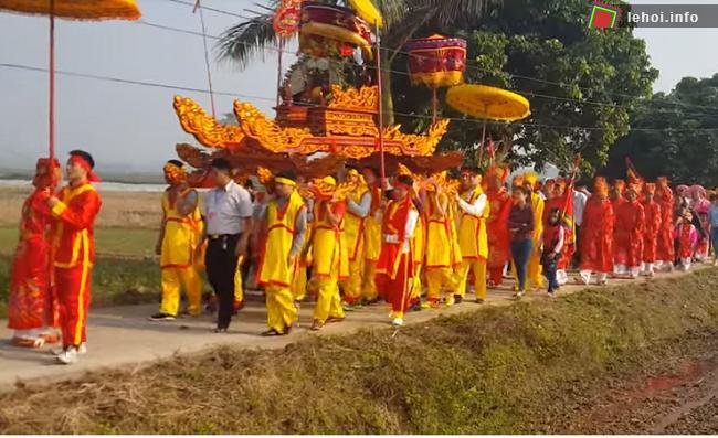 Đoàn rước trong lễ hội truyền thống làng Thúy Lai