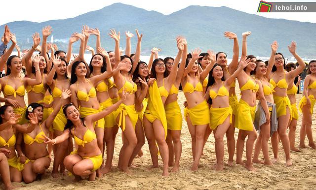 Hơn 100 người đẹp mặc bikini nhảy flashmob đốt cháy bãi biển Đà Nẵng