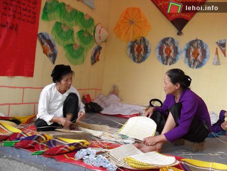 Ở Hàng Quạt các cụ già đang trao đổi phương pháp đan quạt